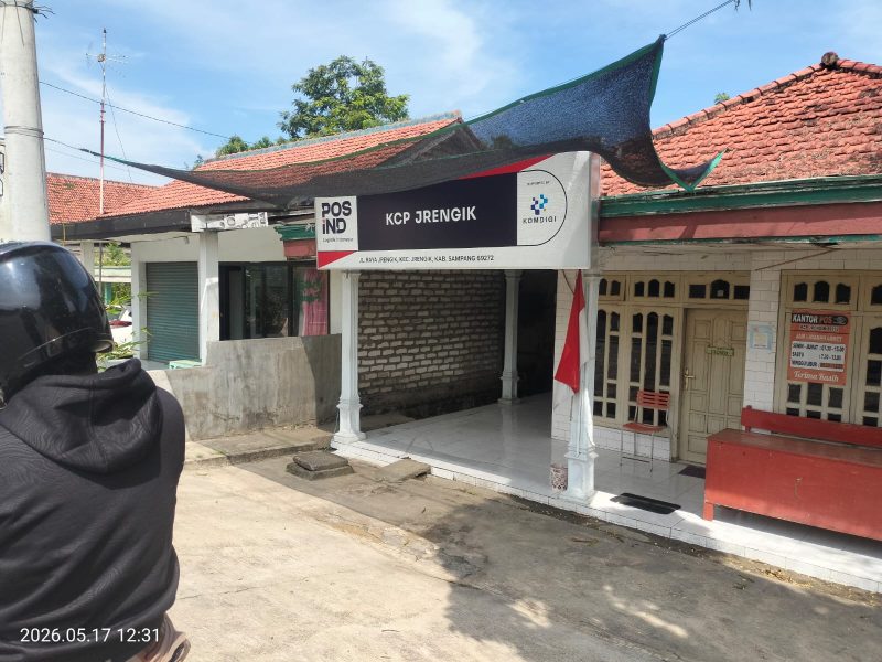 Caption: Kantor POS KCP Yang terletak di Jalan Raya Kecamatan Jrengik, Kabupaten Sampang (Sumber Foto: Agus Junaidi/Pilar Pos)