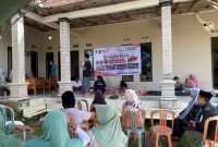 Caption: MDW Sampang Saat Kolaborasi bersama Komunitas Therapy Ramuan Banyu Urip Indonesia, DPC P-AP3I Kabupaten Sampang Menggelar Pengobatan Berbasis Tradisional di Desa Torjunan (Sember Foto: Agus Junaidi/Pilar Pos)