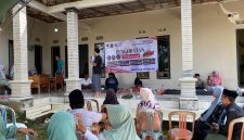 Caption: MDW Sampang Saat Kolaborasi bersama Komunitas Therapy Ramuan Banyu Urip Indonesia, DPC P-AP3I Kabupaten Sampang Menggelar Pengobatan Berbasis Tradisional di Desa Torjunan (Sember Foto: Agus Junaidi/Pilar Pos)