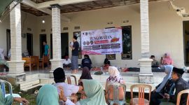 Caption: MDW Sampang Saat Kolaborasi bersama Komunitas Therapy Ramuan Banyu Urip Indonesia, DPC P-AP3I Kabupaten Sampang Menggelar Pengobatan Berbasis Tradisional di Desa Torjunan (Sember Foto: Agus Junaidi/Pilar Pos)