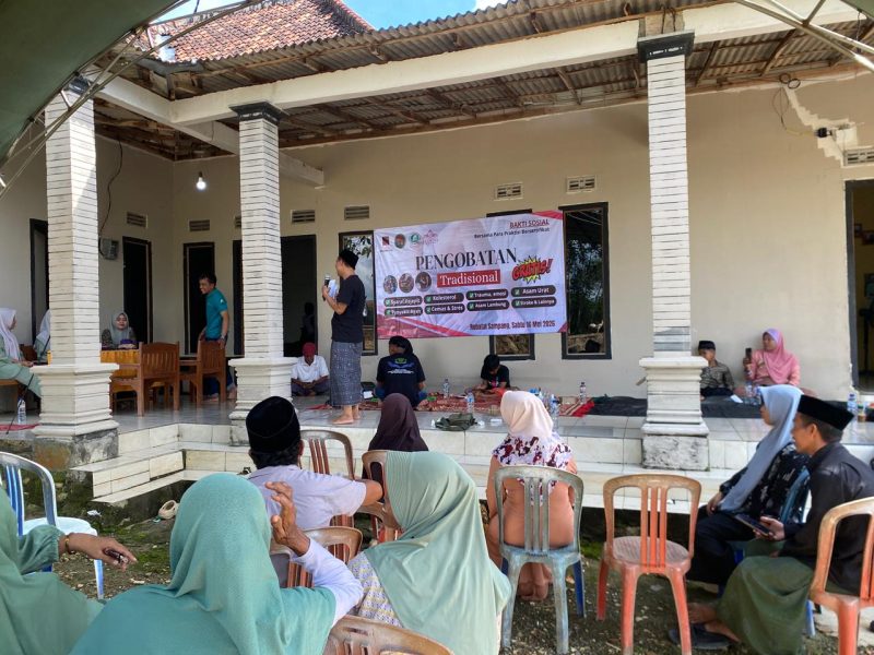 Caption: MDW Sampang Saat Kolaborasi bersama Komunitas Therapy Ramuan Banyu Urip Indonesia, DPC P-AP3I Kabupaten Sampang Menggelar Pengobatan Berbasis Tradisional di Desa Torjunan (Sember Foto: Agus Junaidi/Pilar Pos)