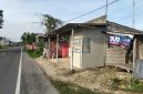 Caption: Tanah Kas (Pecaton) Desa Astapah, Kecamatan Omben, Yang Terletak di Pinggir Jalan Raya Omben-Sampang, Berdiri Kokoh Bangunan Permanen (Sumber Foto: Agus Junaidi/Pilar Pos)