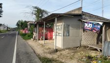 Caption: Tanah Kas (Pecaton) Desa Astapah, Kecamatan Omben, Yang Terletak di Pinggir Jalan Raya Omben-Sampang, Berdiri Kokoh Bangunan Permanen (Sumber Foto: Agus Junaidi/Pilar Pos)