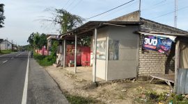 Caption: Tanah Kas (Pecaton) Desa Astapah, Kecamatan Omben, Yang Terletak di Pinggir Jalan Raya Omben-Sampang, Berdiri Kokoh Bangunan Permanen (Sumber Foto: Agus Junaidi/Pilar Pos)
