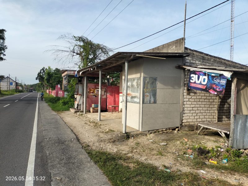 Caption: Tanah Kas (Pecaton) Desa Astapah, Kecamatan Omben, Yang Terletak di Pinggir Jalan Raya Omben-Sampang, Berdiri Kokoh Bangunan Permanen (Sumber Foto: Agus Junaidi/Pilar Pos)