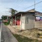 Caption: Tanah Kas (Pecaton) Desa Astapah, Kecamatan Omben, Yang Terletak di Pinggir Jalan Raya Omben-Sampang, Berdiri Kokoh Bangunan Permanen (Sumber Foto: Agus Junaidi/Pilar Pos)