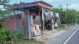 Caption: Bangunan Toko dan Pom Mini di Jalan Raya Sampang-Omben Yang Disebut Berdiri di Tanah Percaton (Sumber Foto: Agus Junaidi/Pilar Pos)
