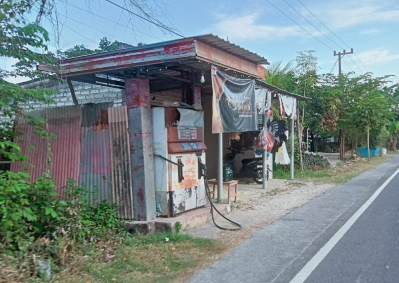 Caption: Bangunan Toko dan Pom Mini di Jalan Raya Sampang-Omben Yang Disebut Berdiri di Tanah Percaton (Sumber Foto: Agus Junaidi/Pilar Pos)