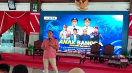 Caption: Tamsul, Seorang Praktisi Hipnoterapi Saat Memberikan Edukasi Tentang Bahaya Narkoba dan Juga Memberikan Hipnoterapi Pengobatan Diri (Sumber Foto: Agus Junaidi/Pilar Pos)