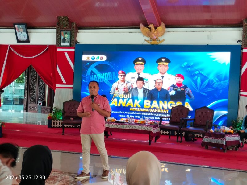 Caption: Tamsul, Seorang Praktisi Hipnoterapi Saat Memberikan Edukasi Tentang Bahaya Narkoba dan Juga Memberikan Hipnoterapi Pengobatan Diri (Sumber Foto: Agus Junaidi/Pilar Pos)