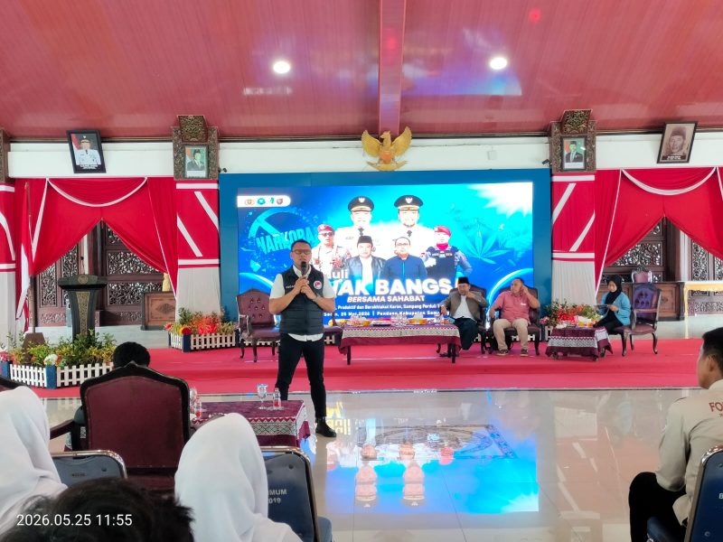 Caption: Kasat Narkoba Polres Sampang, Iptu Yuda Julianto, Saat Memberikan Pemaparan Pencegahan Narkoba di Pendopo Kabupaten Sampang (Sumber Foto: Agus Junaidi/Pilar Pos)