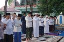 Caption: Suasana Salat Iduladha 1447 Hijriyah Tahun 2026 di Depan Pendopo Trunojoyo Kabupaten Sampang (Sumber Foto: Agus Junaidi)