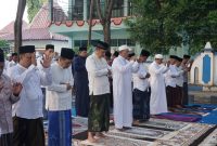 Caption: Suasana Salat Iduladha 1447 Hijriyah Tahun 2026 di Depan Pendopo Trunojoyo Kabupaten Sampang (Sumber Foto: Agus Junaidi)