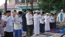 Caption: Suasana Salat Iduladha 1447 Hijriyah Tahun 2026 di Depan Pendopo Trunojoyo Kabupaten Sampang (Sumber Foto: Agus Junaidi)