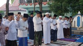 Caption: Suasana Salat Iduladha 1447 Hijriyah Tahun 2026 di Depan Pendopo Trunojoyo Kabupaten Sampang (Sumber Foto: Agus Junaidi)