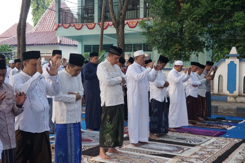Caption: Suasana Salat Iduladha 1447 Hijriyah Tahun 2026 di Depan Pendopo Trunojoyo Kabupaten Sampang (Sumber Foto: Agus Junaidi)