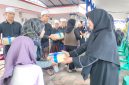 Caption: Crew dan Keluarga Bank Sampang Saat Membagikan 300 Paket Daging Kurban Terhadap Masyarakat Terdekat di Kantor Bank Sampang (Sumber Foto: Agus Junaidi/Pilar Pos)