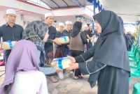 Caption: Crew dan Keluarga Bank Sampang Saat Membagikan 300 Paket Daging Kurban Terhadap Masyarakat Terdekat di Kantor Bank Sampang (Sumber Foto: Agus Junaidi/Pilar Pos)