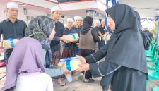 Caption: Crew dan Keluarga Bank Sampang Saat Membagikan 300 Paket Daging Kurban Terhadap Masyarakat Terdekat di Kantor Bank Sampang (Sumber Foto: Agus Junaidi/Pilar Pos)