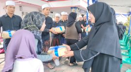 Caption: Crew dan Keluarga Bank Sampang Saat Membagikan 300 Paket Daging Kurban Terhadap Masyarakat Terdekat di Kantor Bank Sampang (Sumber Foto: Agus Junaidi/Pilar Pos)