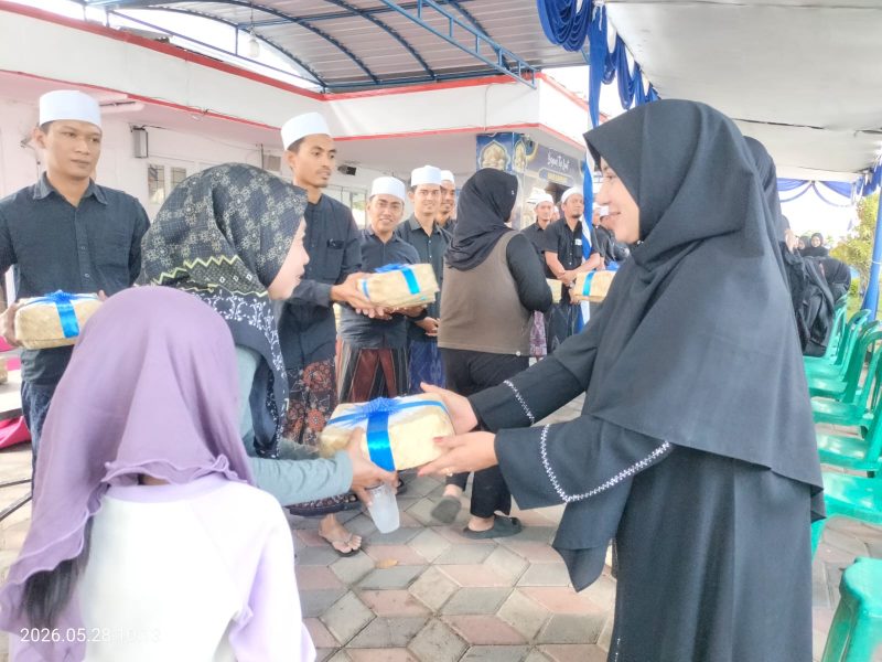 Caption: Crew dan Keluarga Bank Sampang Saat Membagikan 300 Paket Daging Kurban Terhadap Masyarakat Terdekat di Kantor Bank Sampang (Sumber Foto: Agus Junaidi/Pilar Pos)