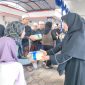 Caption: Crew dan Keluarga Bank Sampang Saat Membagikan 300 Paket Daging Kurban Terhadap Masyarakat Terdekat di Kantor Bank Sampang (Sumber Foto: Agus Junaidi/Pilar Pos)