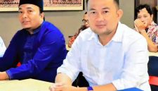 Caption: Juhari, Anggota Komisi I DPRD Kabupaten Sampang/Baju Putih (Sumber Foto: Juhari/dok Pilar Pos)