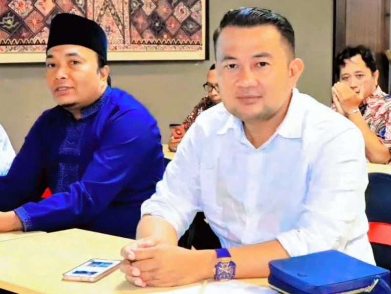 Caption: Juhari, Anggota Komisi I DPRD Kabupaten Sampang/Baju Putih (Sumber Foto: Juhari/dok Pilar Pos)