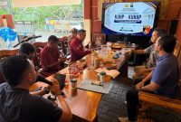 Caption: Kanit Pidsus Satreskrim Polres Sampang Saat Memberikan Materi dan Penjelasan di Kegiatan Sosialisasi KUHP dan KUHAP yang Baru Kepada Perwakilan Beberapa Instansi di Kabupaten Sampang (Sumber Foto: Muamar Amin/dok Pilar Pos)
