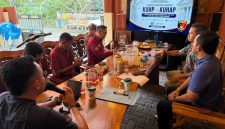 Caption: Kanit Pidsus Satreskrim Polres Sampang Saat Memberikan Materi dan Penjelasan di Kegiatan Sosialisasi KUHAP dan KUHP yang Baru Kepada Perwakilan Beberapa Instansi di Kabupaten Sampang (Sumber Foto: Muamar Amin/dok Pilar Pos)