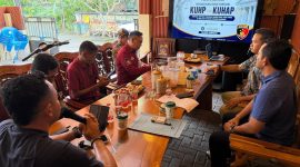 Caption: Kanit Pidsus Satreskrim Polres Sampang Saat Memberikan Materi dan Penjelasan di Kegiatan Sosialisasi KUHP dan KUHAP yang Baru Kepada Perwakilan Beberapa Instansi di Kabupaten Sampang (Sumber Foto: Muamar Amin/dok Pilar Pos)