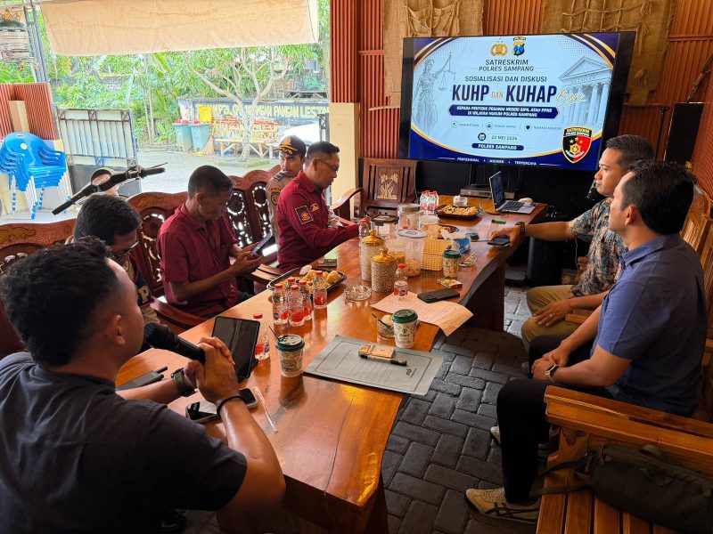 Caption: Kanit Pidsus Satreskrim Polres Sampang Saat Memberikan Materi dan Penjelasan di Kegiatan Sosialisasi KUHP dan KUHAP yang Baru Kepada Perwakilan Beberapa Instansi di Kabupaten Sampang (Sumber Foto: Muamar Amin/dok Pilar Pos)