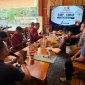 Caption: Kanit Pidsus Satreskrim Polres Sampang Saat Memberikan Materi dan Penjelasan di Kegiatan Sosialisasi KUHP dan KUHAP yang Baru Kepada Perwakilan Beberapa Instansi di Kabupaten Sampang (Sumber Foto: Muamar Amin/dok Pilar Pos)