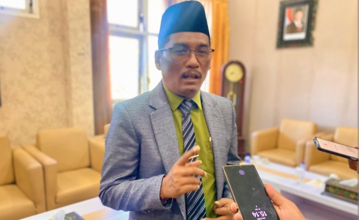 Suhairi datangi kantor DPRD untuk menggelar aksi demonstrasi terkait perkembangan pengaduan usulan pemakzulan Bupati Pamekasan, Kamis (30/04/26).