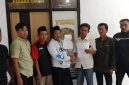 Kedua Belah Pihak J dan S (pegang surat pernyataan) didampingi Kanit Pidum IPDA Reza Syafi'i dan Ormas Madas Nusantara usai gelar perdamaian di Mapolres Pamekasan, Selasa, 05/05/2026.