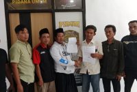 Kedua Belah Pihak J dan S (pegang surat pernyataan) didampingi Kanit Pidum IPDA Reza Syafi'i dan Ormas Madas Nusantara usai gelar perdamaian di Mapolres Pamekasan, Selasa, 05/05/2026.