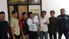 Kedua Belah Pihak J dan S (pegang surat pernyataan) didampingi Kanit Pidum IPDA Reza Syafi'i dan Ormas Madas Nusantara usai gelar perdamaian di Mapolres Pamekasan, Selasa, 05/05/2026.