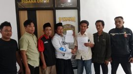 Kedua Belah Pihak J dan S (pegang surat pernyataan) didampingi Kanit Pidum IPDA Reza Syafi'i dan Ormas Madas Nusantara usai gelar perdamaian di Mapolres Pamekasan, Selasa, 05/05/2026.