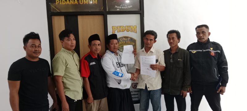 Kedua Belah Pihak J dan S (pegang surat pernyataan) didampingi Kanit Pidum IPDA Reza Syafi'i dan Ormas Madas Nusantara usai gelar perdamaian di Mapolres Pamekasan, Selasa, 05/05/2026.