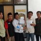 Kedua Belah Pihak J dan S (pegang surat pernyataan) didampingi Kanit Pidum IPDA Reza Syafi'i dan Ormas Madas Nusantara usai gelar perdamaian di Mapolres Pamekasan, Selasa, 05/05/2026.