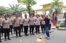 Caption: Mat Juzi, Saat Orasi Kegiatan Demontrasi (Sumber Foto: Agus Junaidi/dok Pilar Pos)