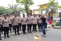 Caption: Mat Juzi, Saat Orasi Kegiatan Demontrasi (Sumber Foto: Agus Junaidi/dok Pilar Pos)