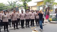 Caption: Mat Juzi, Saat Orasi Kegiatan Demontrasi (Sumber Foto: Agus Junaidi/dok Pilar Pos)