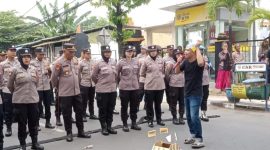 Caption: Mat Juzi, Saat Orasi Kegiatan Demontrasi (Sumber Foto: Agus Junaidi/dok Pilar Pos)
