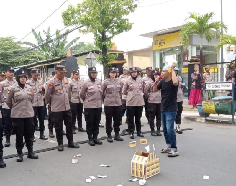 Caption: Mat Juzi, Saat Orasi Kegiatan Demontrasi (Sumber Foto: Agus Junaidi/dok Pilar Pos)