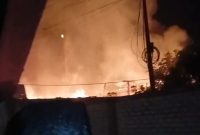 Foto kebakaran Gudang Kayu dan Toko Material Bangunan di Dusun Bakong, Desa Batukerbuy Kecamatan Pasean, Senin Dini hari. Jam 24.20. 18/05/2026.