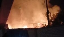 Foto kebakaran Gudang Kayu dan Toko Material Bangunan di Dusun Bakong, Desa Batukerbuy Kecamatan Pasean, Senin Dini hari. Jam 24.20. 18/05/2026.