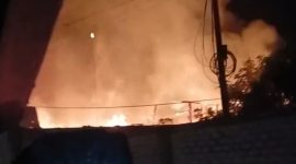 Foto kebakaran Gudang Kayu dan Toko Material Bangunan di Dusun Bakong, Desa Batukerbuy Kecamatan Pasean, Senin Dini hari. Jam 24.20. 18/05/2026.