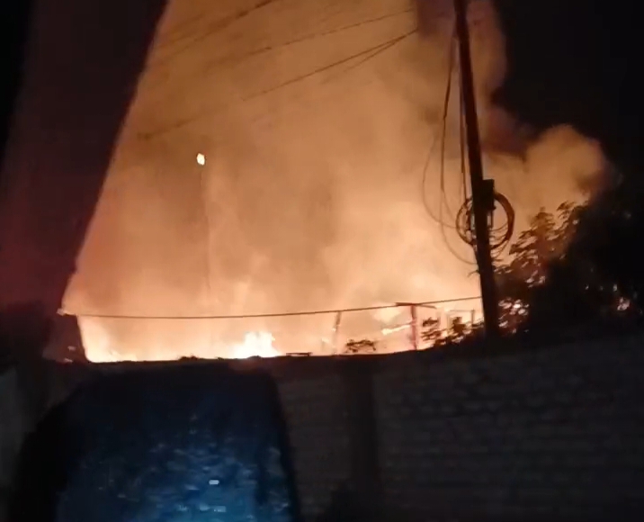 Foto kebakaran Gudang Kayu dan Toko Material Bangunan di Dusun Bakong, Desa Batukerbuy Kecamatan Pasean, Senin Dini hari. Jam 24.20. 18/05/2026.