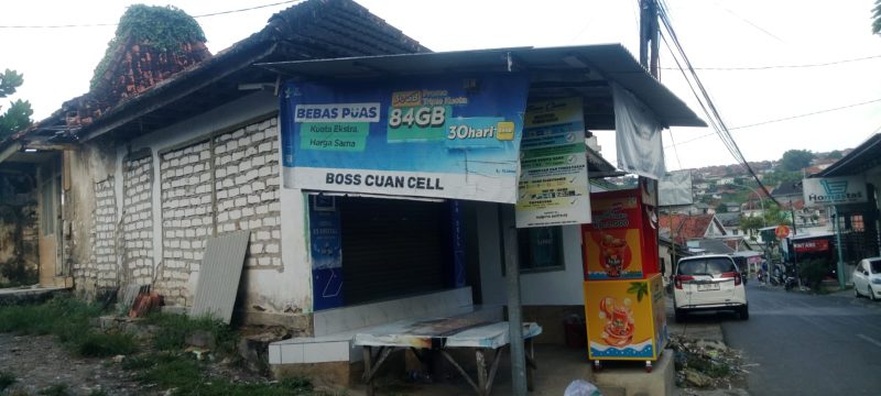 Konter HP Lokasi kejadian pencurian, di Jalan Raya Batu Bintang, Kecamatan Batumarmar, Kabupaten Pamekasan. 
